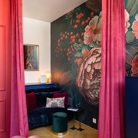Апартаменты Decadent Art Deco Balcony Apartment In Old Town Прага