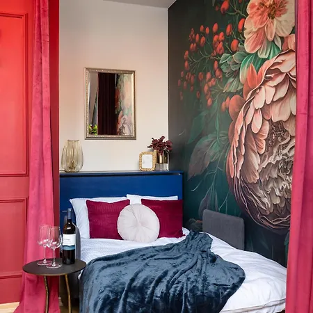 Decadent Art Deco Balcony Apartment In Old Town *