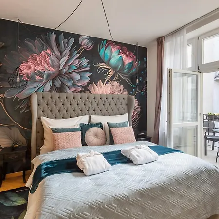 Апартаменты Decadent Art Deco Balcony Apartment In Old Town