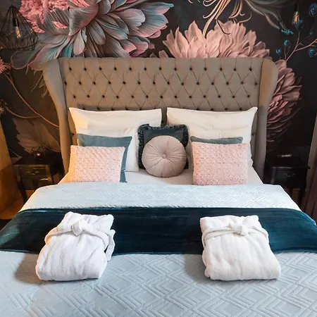 Decadent Art Deco Balcony Apartment In Old Town *