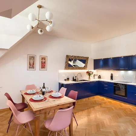 Decadent Art Deco Balcony Apartment In Old Town * Прага