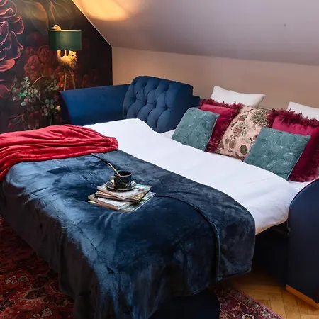 Decadent Art Deco Balcony Apartment In Old Town Апартаменты