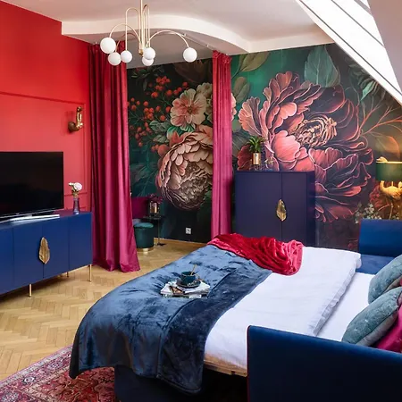 Апартаменты Decadent Art Deco Balcony Apartment In Old Town