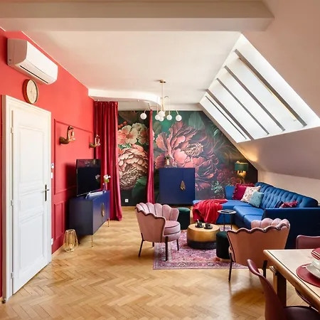 Апартаменты Decadent Art Deco Balcony Apartment In Old Town *