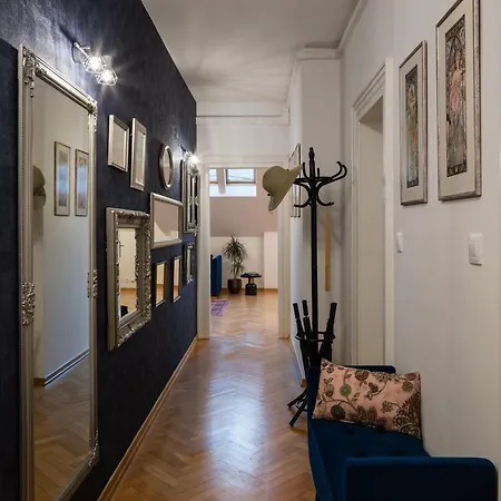 Decadent Art Deco Balcony Apartment In Old Town *