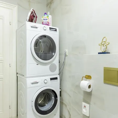 Decadent Art Deco Balcony Apartment In Old Town