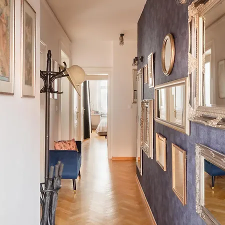 Decadent Art Deco Balcony Apartment In Old Town Апартаменты