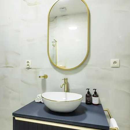 Апартаменты Decadent Art Deco Balcony Apartment In Old Town *