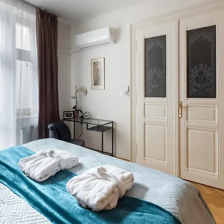 Апартаменты Decadent Art Deco Balcony Apartment In Old Town Прага