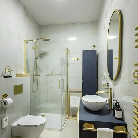 Апартаменты Decadent Art Deco Balcony Apartment In Old Town