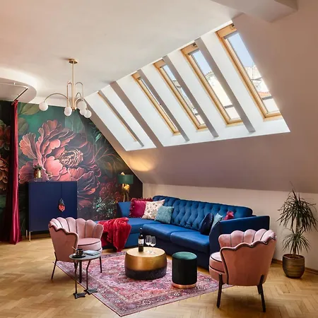 Decadent Art Deco Balcony Apartment In Old Town Апартаменты *
