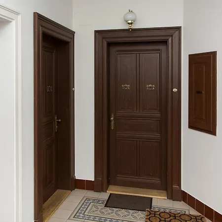 Decadent Art Deco Balcony Apartment In Old Town